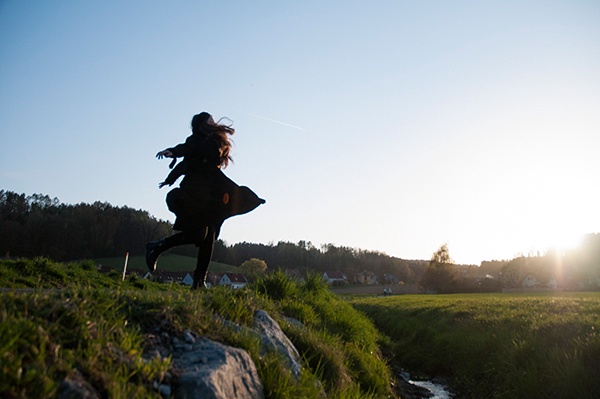 Portrait 2014 Judendorf Straßenegel Sonnenuntergang Sprung Kleid Mädchen Österreich