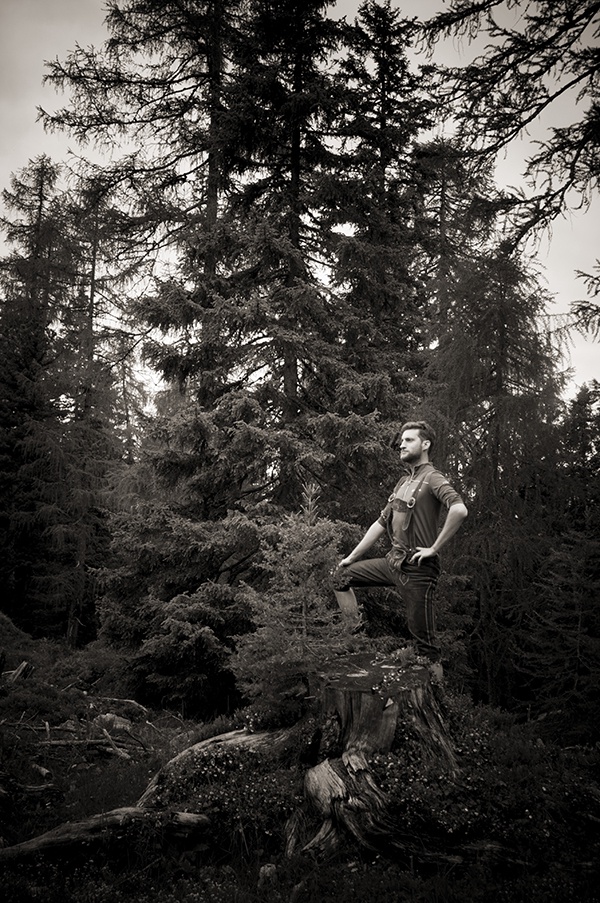 Wald Wiese Retro Lederhose Baum Baumstamm Schladming Mann Pose Österreich