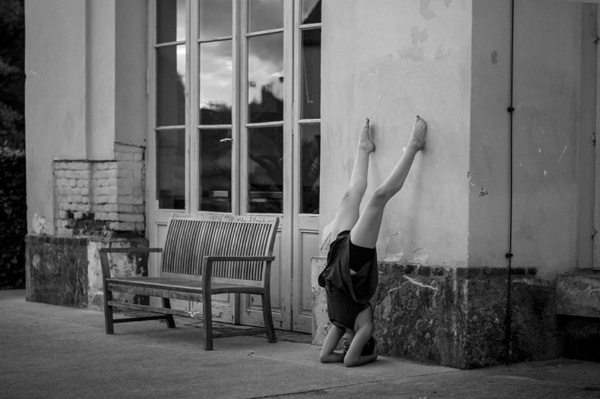 Spielerei 2015 Burggarten Handstand AcroYoga Spaß Schwarzweiß Akrobatik Österreich