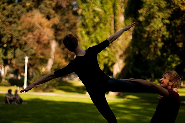 Spielerei 2014 Augarten AcroYoga Acro Yoga Fliegen Spaß Akrobatik Österreich