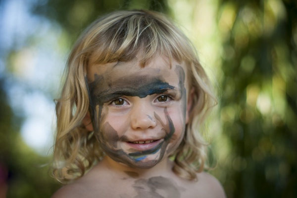 Portrait 2015 Graz Garten Ladendorf Kind Mädchen Verkleidung Kriegerin Spiel Spaß Vertrauen