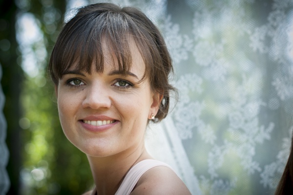 Portrait 2015 Sommer Hochzeit strahlen lachen Bokeh Brautjungfer Burgenland Österreich