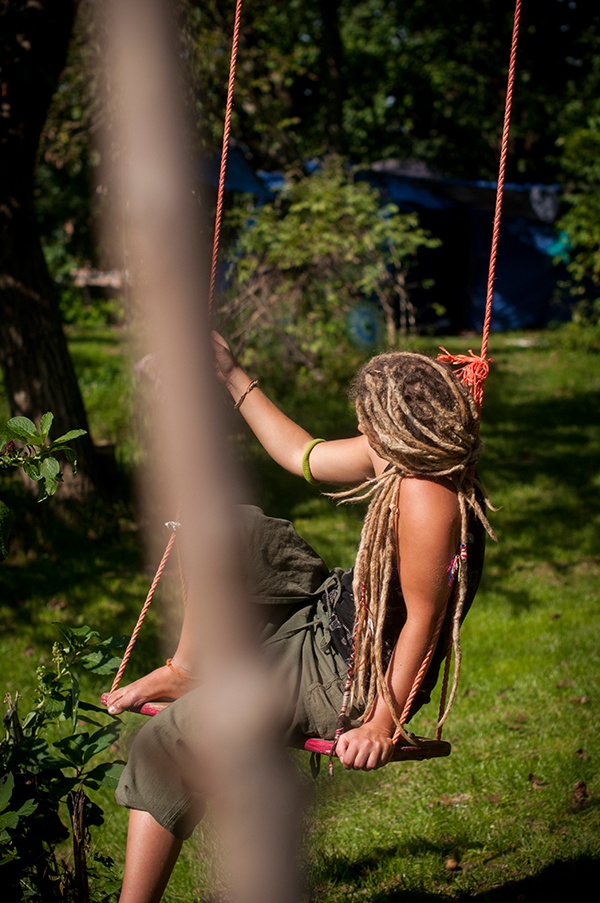 Portrait 2014 schaukeln Dreads Mädchen Sonne Kontrast Wiese Garten Ruhe Schaukel Österreich Ladendorf Niederösterreich