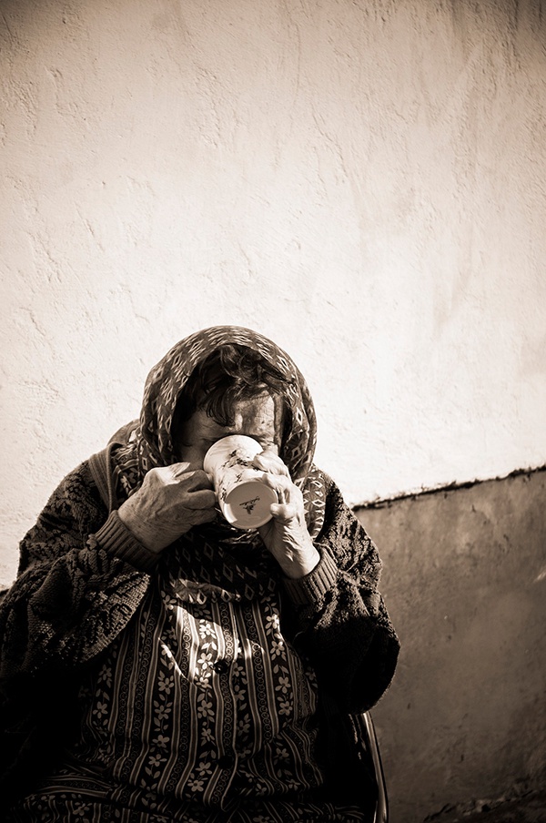 Portrait 2014 Oma alt Falten Tee Kaffee Häferl Hauswand Judendorf Straßengel Österreich Graz-Umgebung