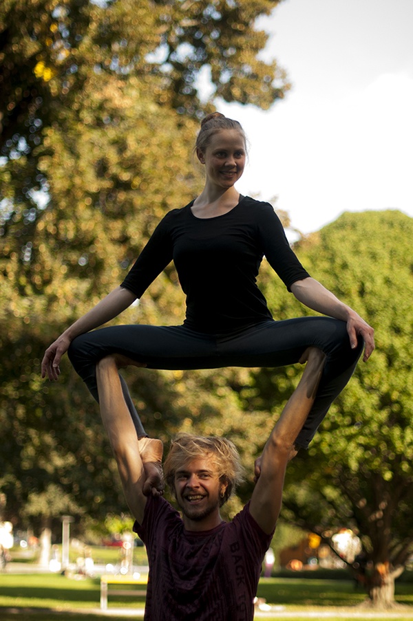 Spielerei 2014 Augarten AcroYoga Acro Österreich Yoga Fliegen Spaß Akrobatik 