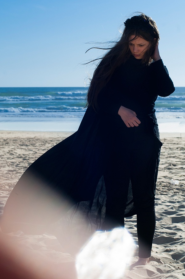 Portrait 2014 Meer Lissabon Mädchen Strand Sonne Reflexion Wind Haare Kontrast